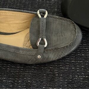 Women’s chaps gray flats!